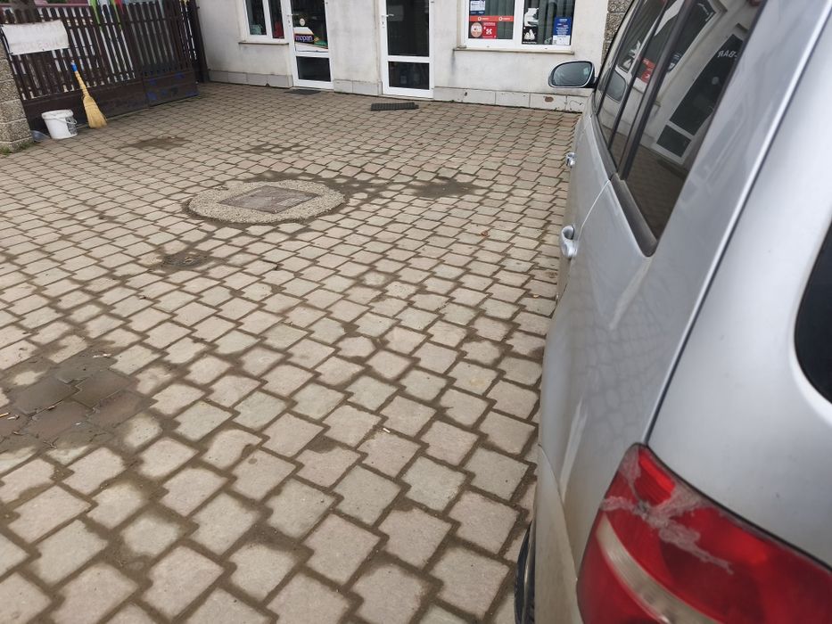 Ofer, vilă,casă situată la strada principală.