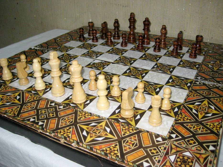 Шахмат необычный фигуры из дерево доска из мдф состоянии нормальный!