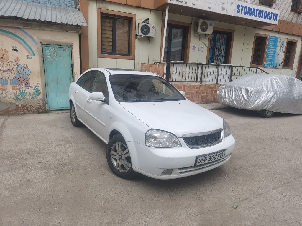 Lasetti full pozitsiya 1.8 sotiladi.