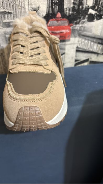 Кроссовки зимние женские размер 37 подойдут на  36 размер