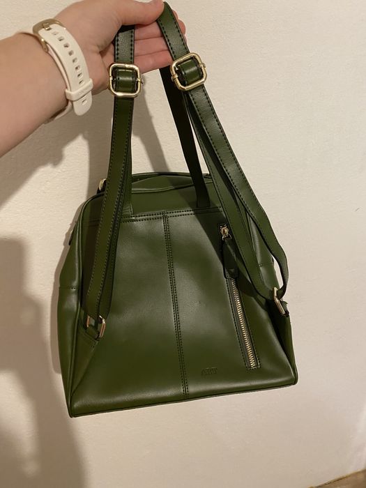 Art93 кожена дамска раница в маслено зелено