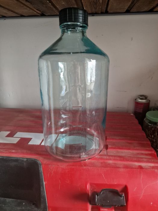 Продам бутыль стеклянный.Цена 7000тг