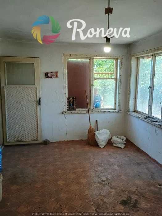 Двуетажна къща в самостоятелен двор