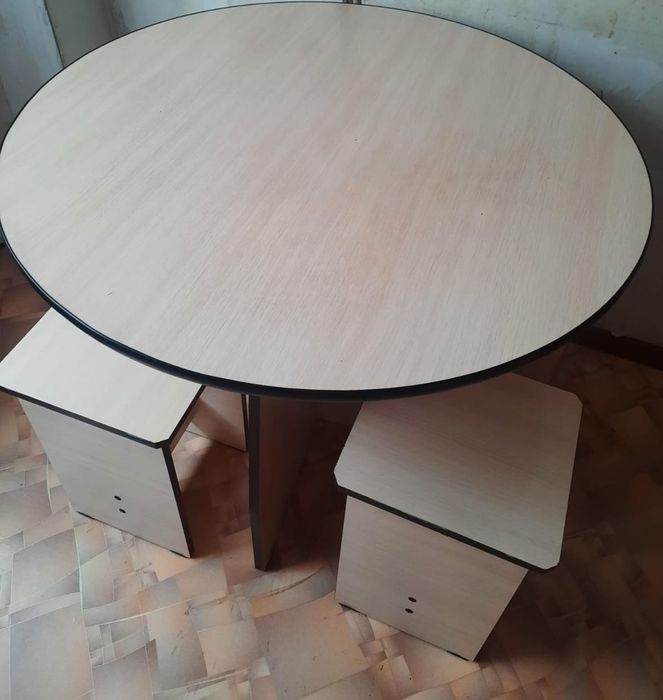 Продам кухонный гарнитур,стол кухонный и4 табуретки