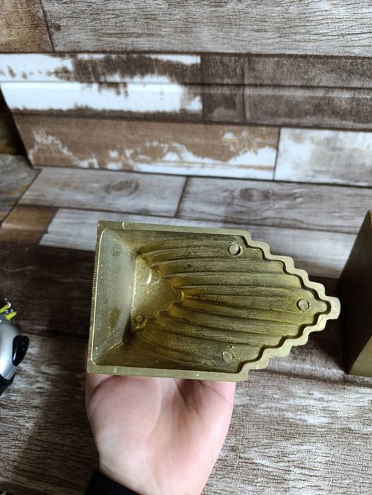 Плътни бронзови книгодържачи