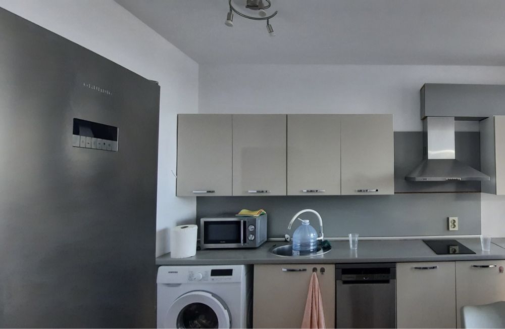 Модерна кухня с уреди