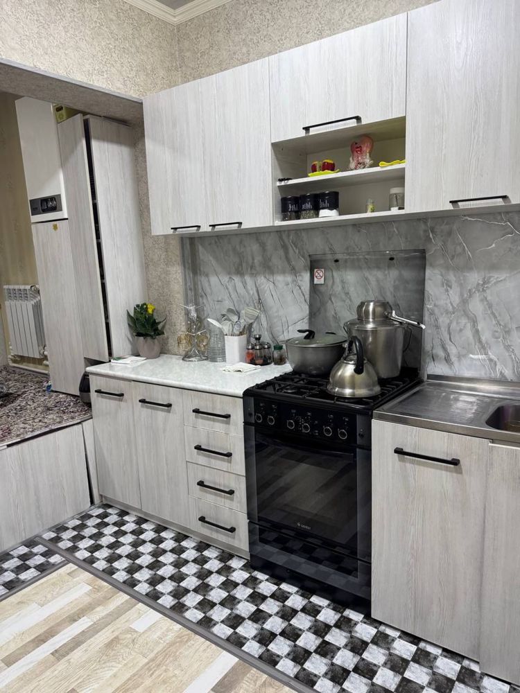 Срочно продаеться квартира Чирчике 8микрарайоне центре