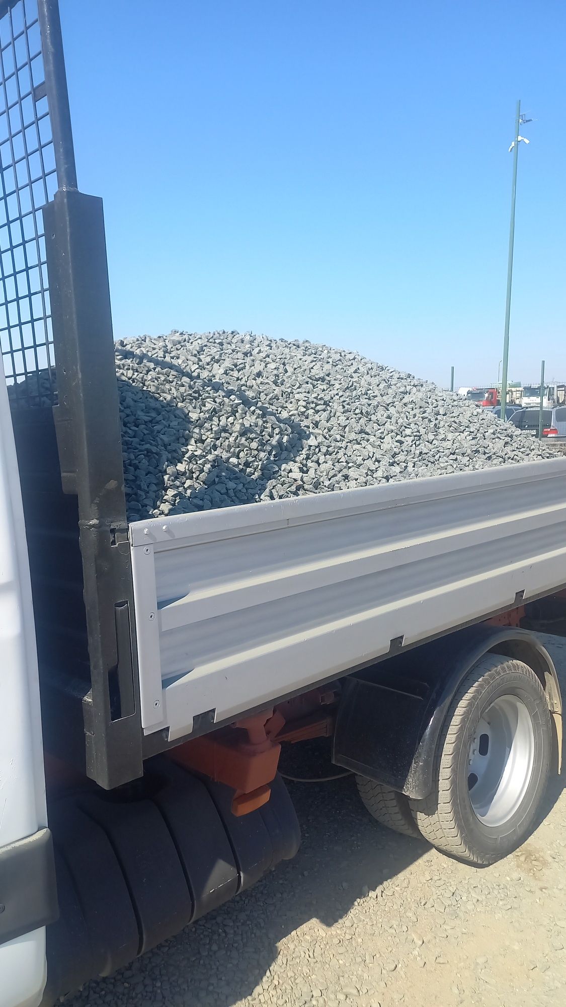 Piatră concasată criblură curată diferite mărimi Nisip balastru Pământ
