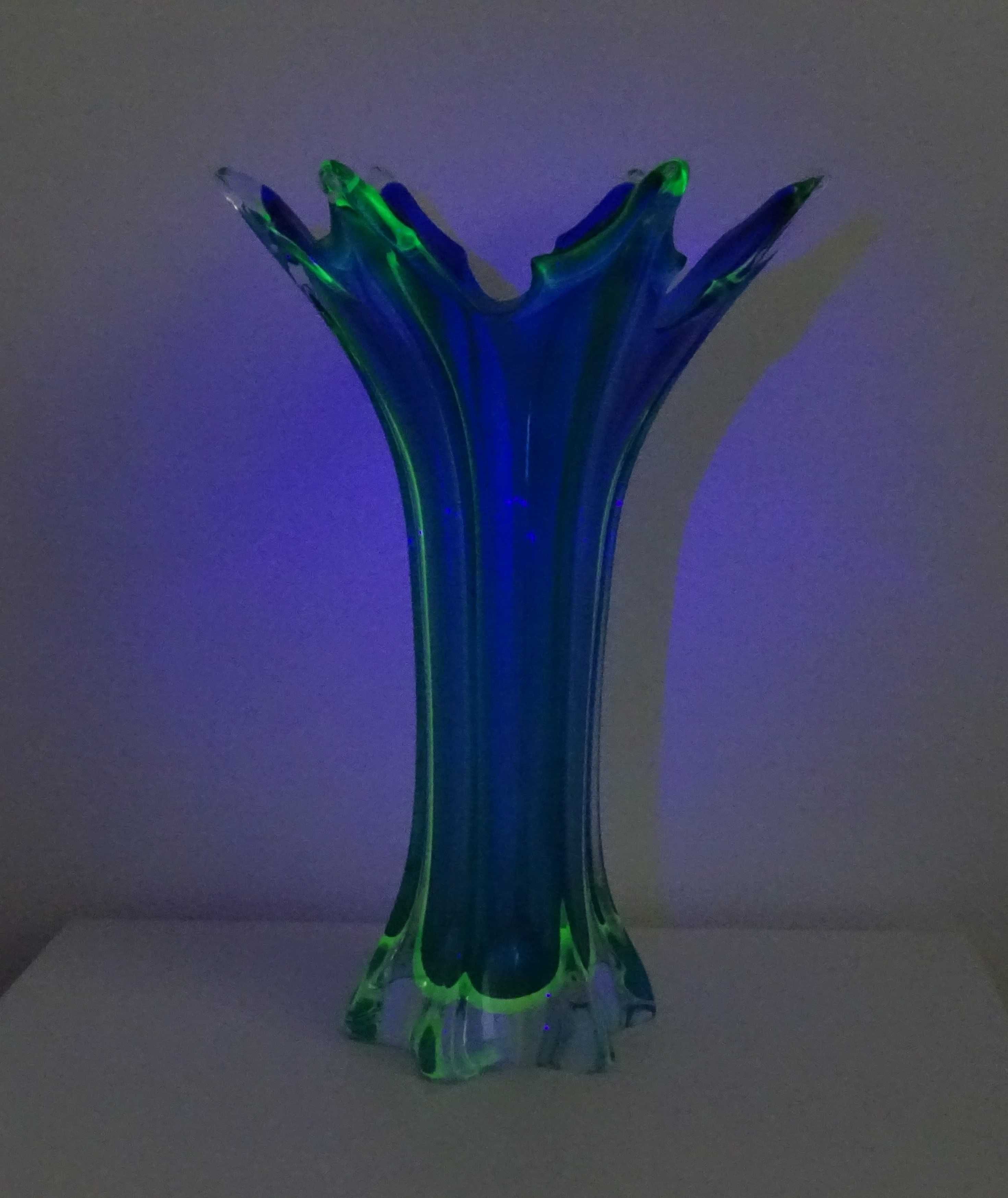 Голяма стара ваза Мурано - кобалтово и ураново стъкло