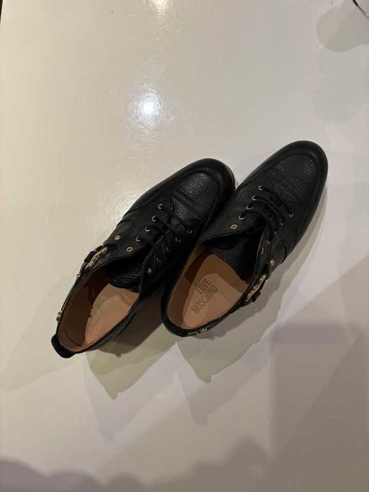 Дамски кожени обувки LOVE MOSCHINO
50 лв.