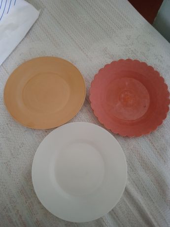 Пластмассовые тарелки.