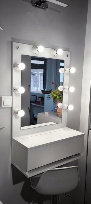 Огледало за грим и козметик със чекмедже