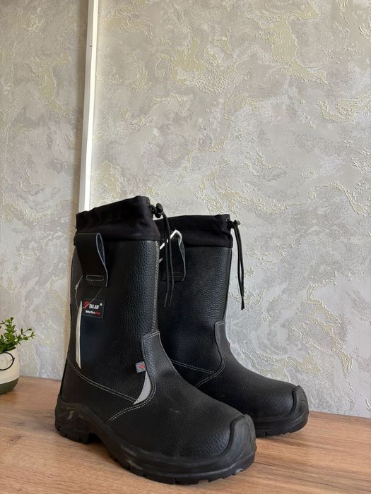 Зимнный сапоги продется. Сыйлық бөрік