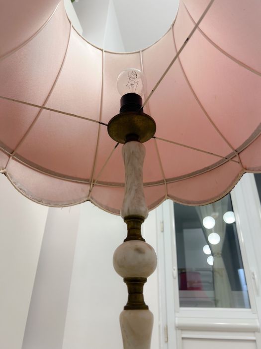 Лампа/Лампион от бял мрамор с розов абажур в ретро стил