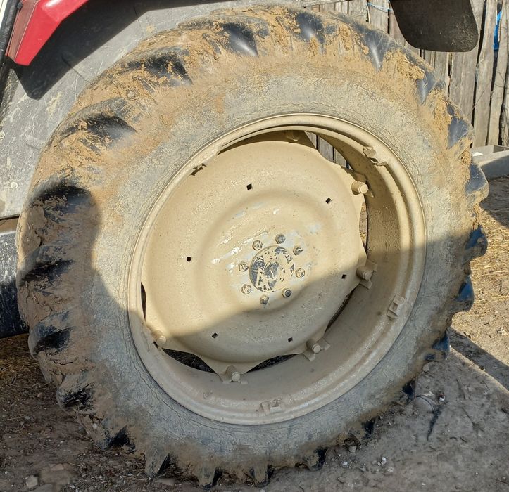 Vând două anvelope tractor 13.6R36 + cadou
