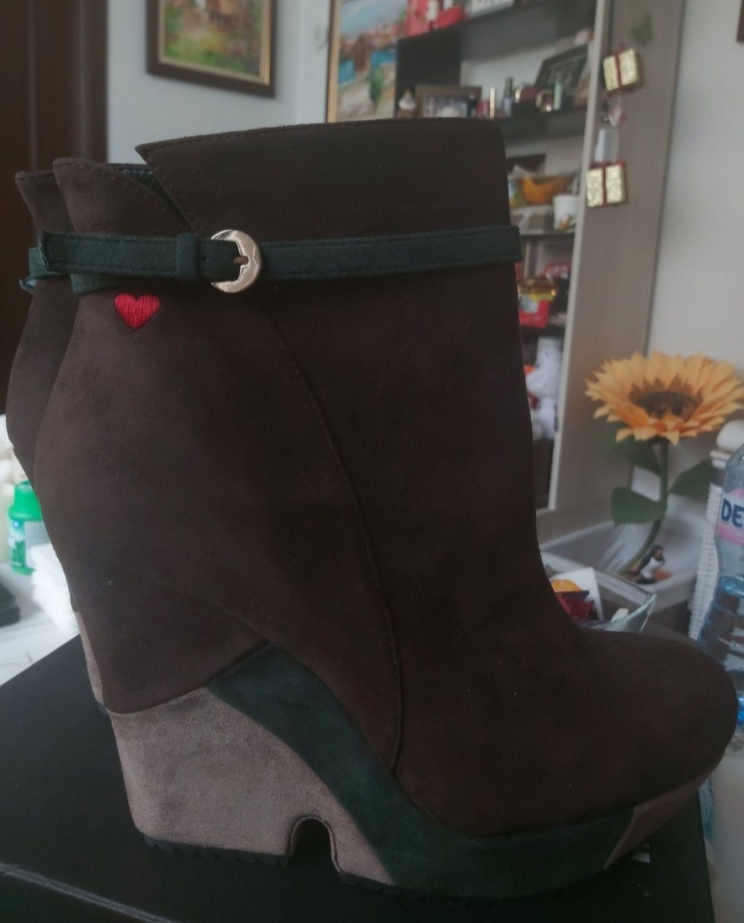 Боти на платформа Love Moschino
