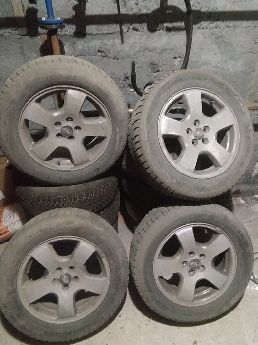 Продам зимние шины с дисками.
