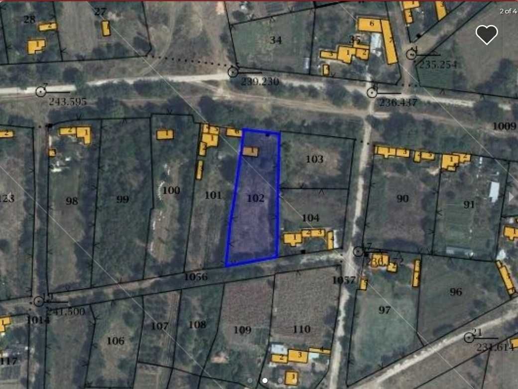 Продава 2091 м2 двор с паднала къща