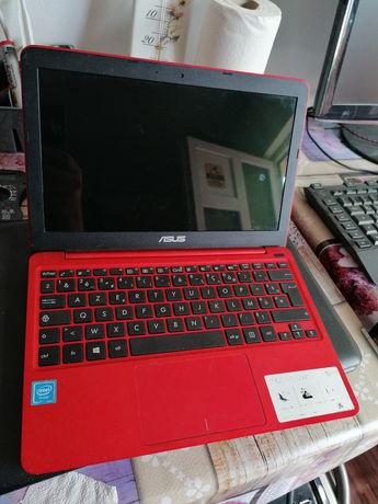 Vand laptop marca assus pentru piese sau reparat