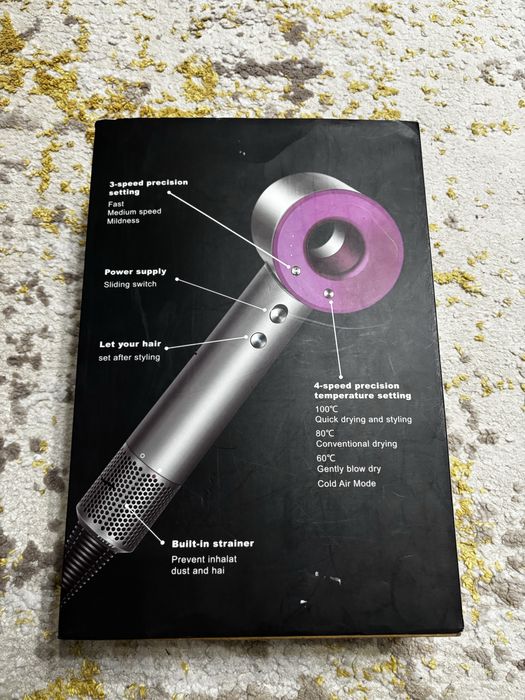 Uscator de par asemanator dyson