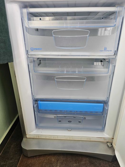 Хладилник с фризер Indesit