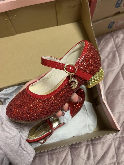 Бляскави червени пантофи