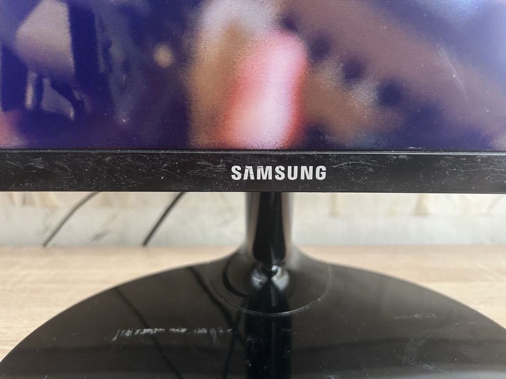Продавам curved монитор SAMSUNG 60Hz