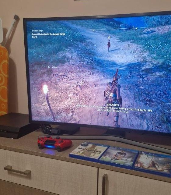 Sony PS 4, 500GB + джойстик + игри