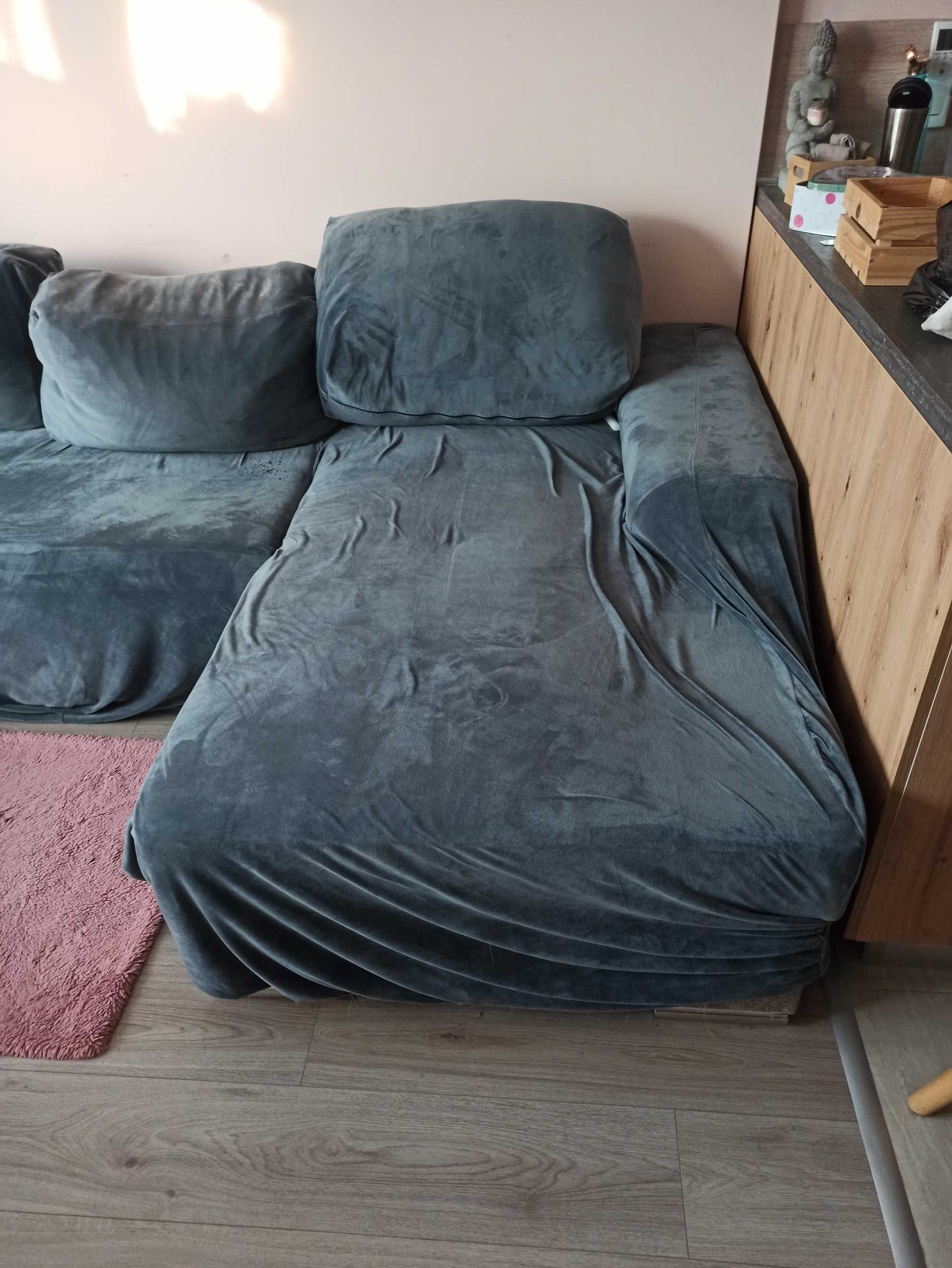 Ъглов диван със следи от употреба
