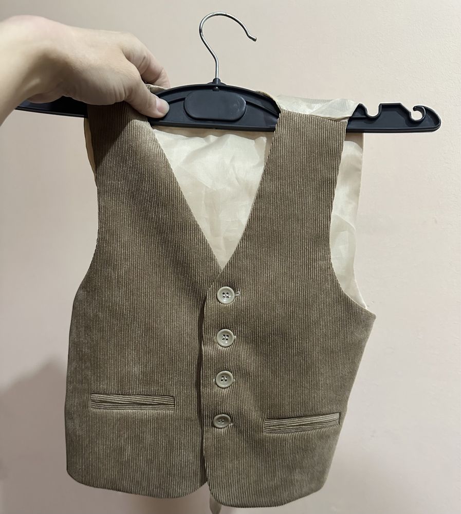 Продам костюмы на мальчика 5-7 лет.