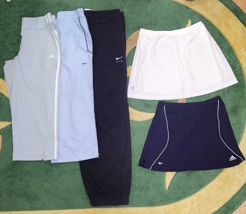 Salopete de blugu, blugi, pantaloni de trening, etc.