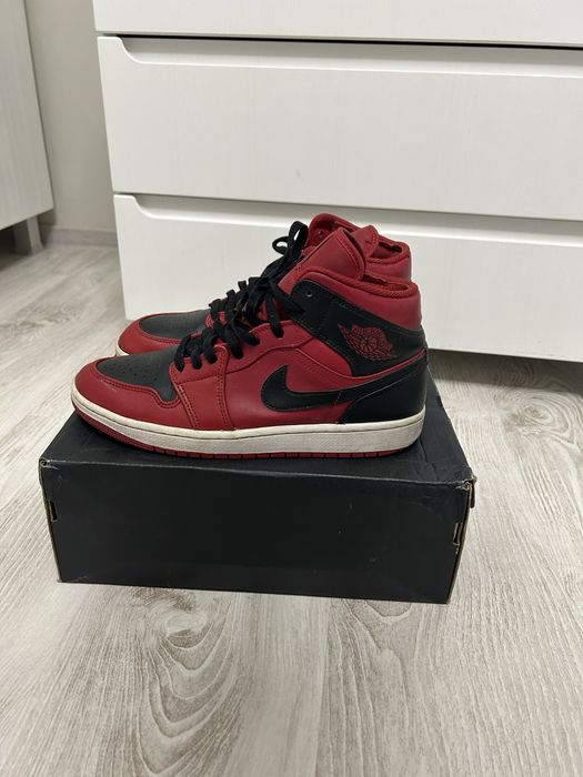 Jordan 1 Mid Marime 42,5.