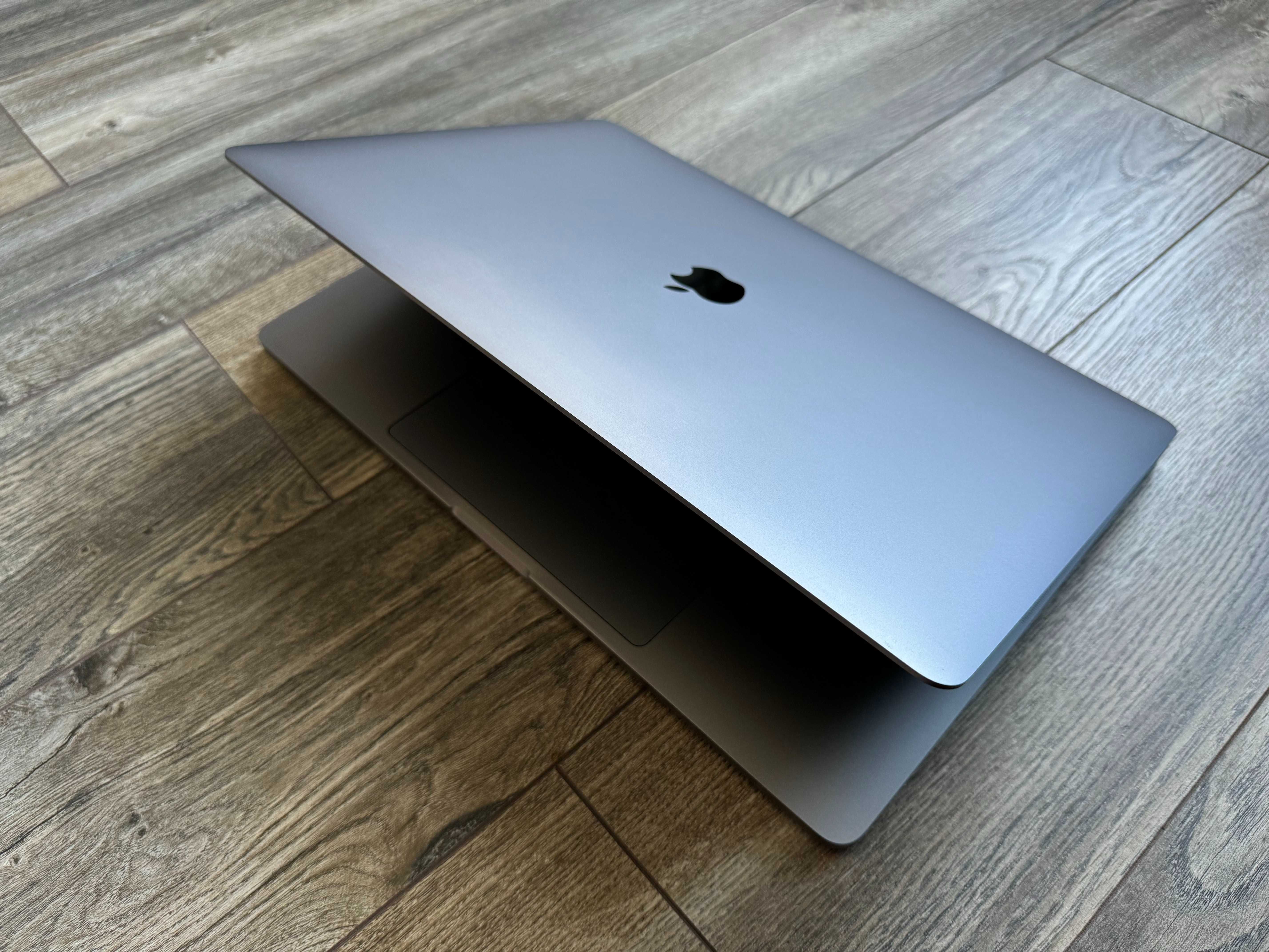 Apple MacBook Pro 16" 2019 i7 16GB 512GB AMD 5300M, 100 cicluri + husa