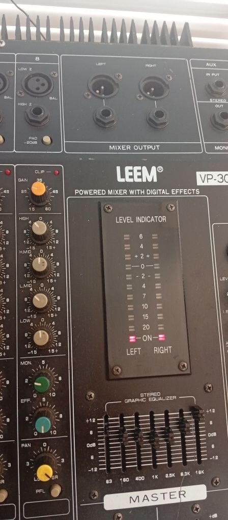 Пулт с вградено стъпало LEEM VP-308