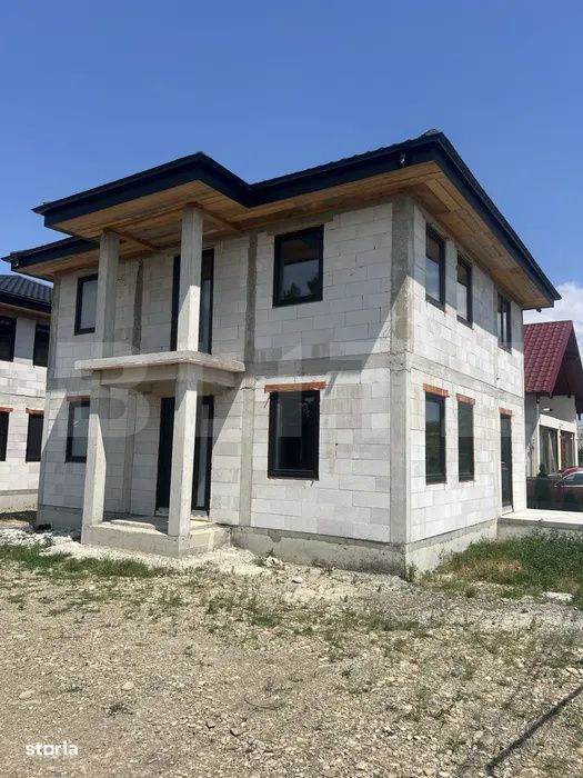 Casa la rosu cu 5 camere, 144mp utili, Radauti