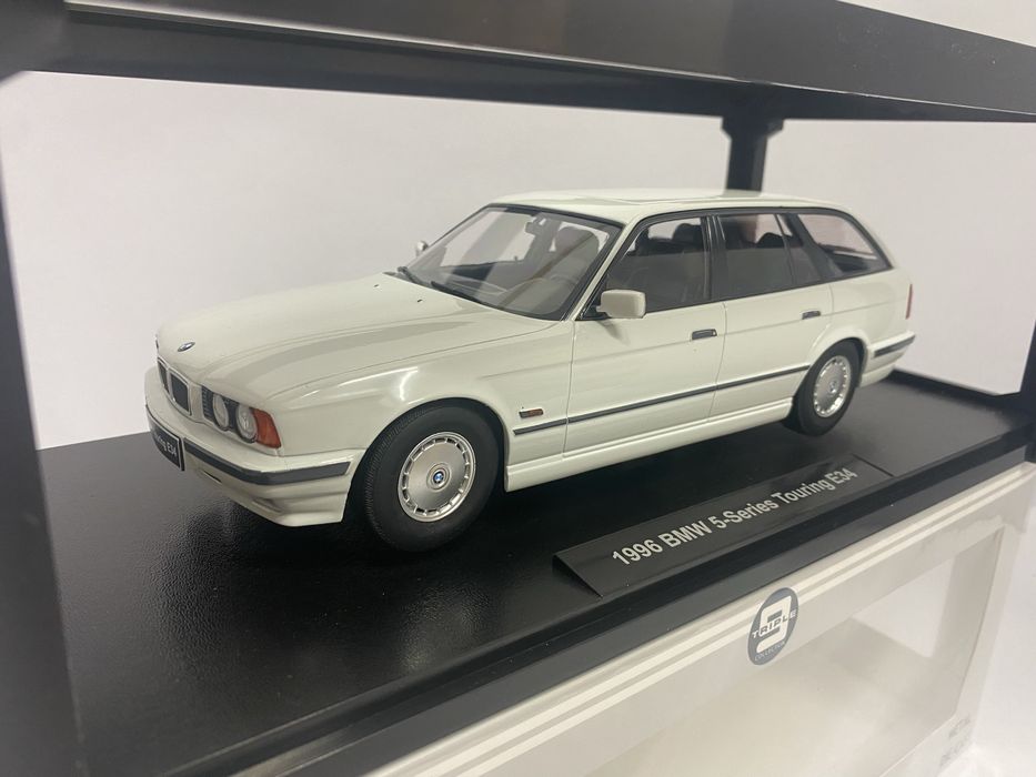 TRIPLE9 BMW 5-Series Touring E34 machetă auto scara 1:18 26 cm