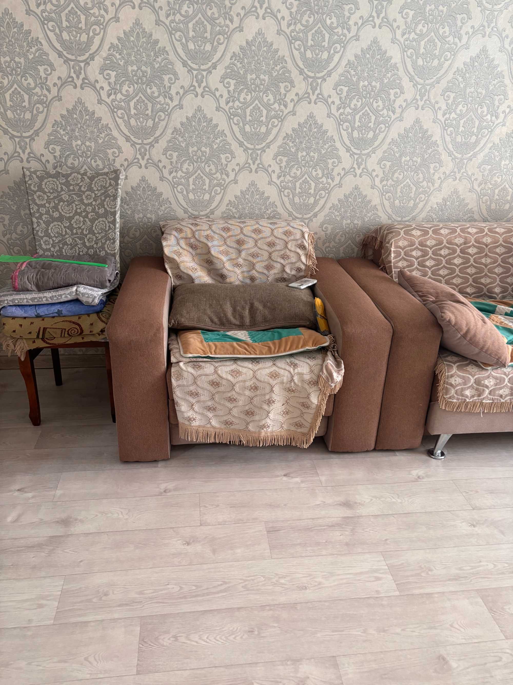 Диван 1, софа 1, кресло 1, с чехлом, б/у. Раскладные.