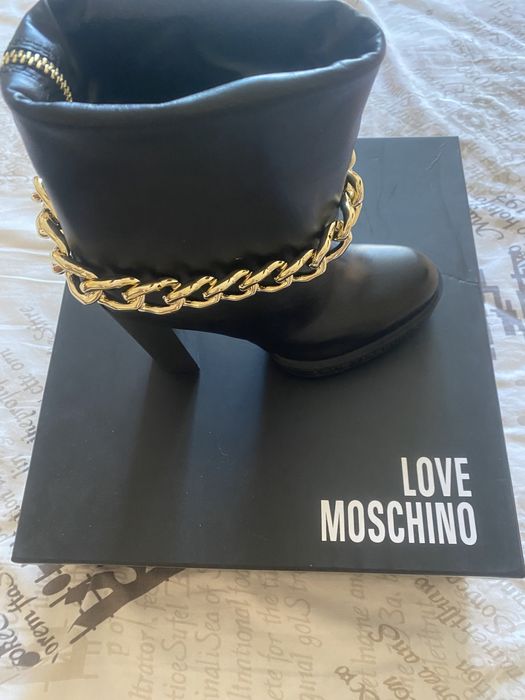 Боти Moschino нови