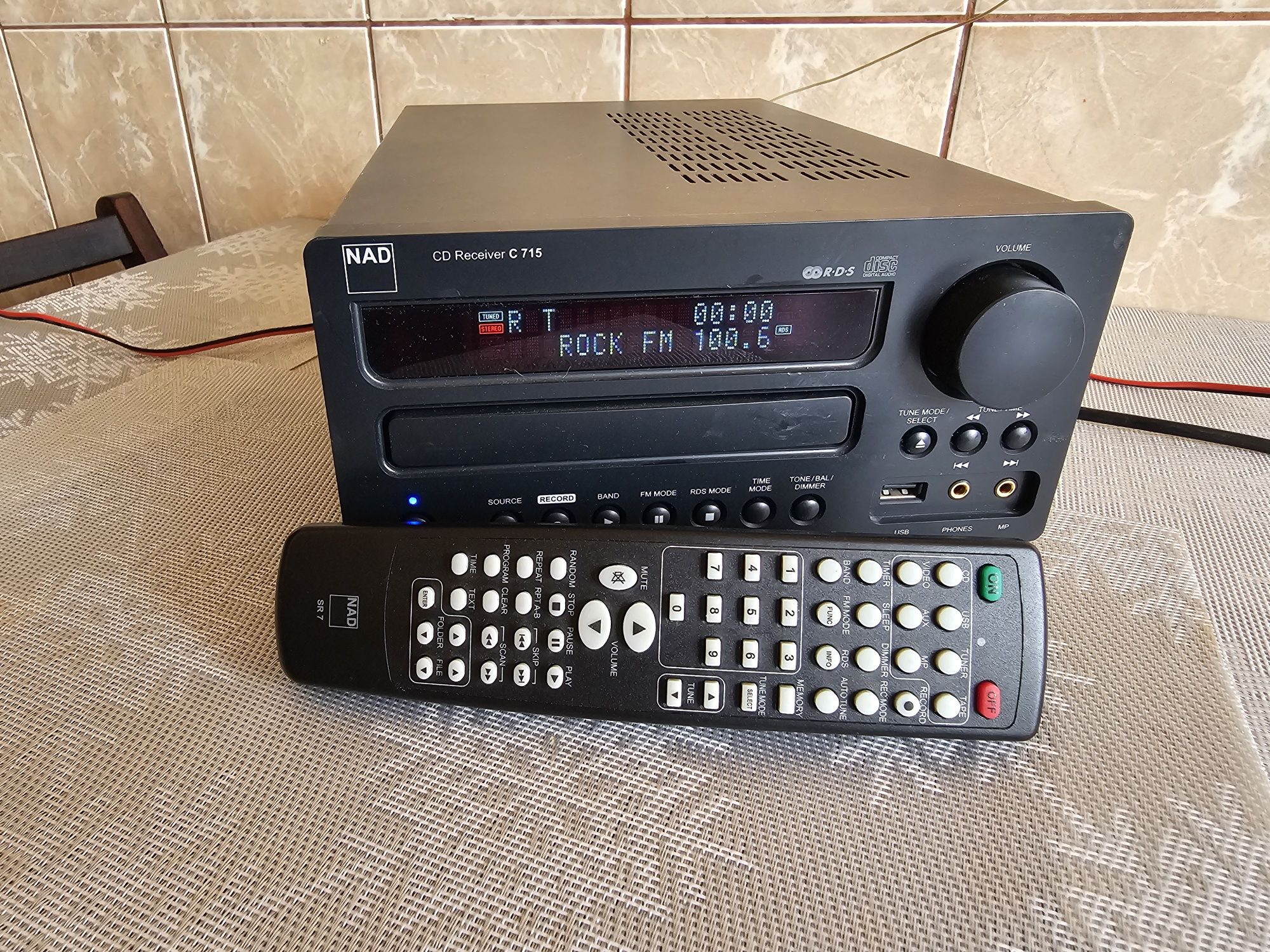 Amplificator / amplituner, cd player NAD  C715, rds, usb, telecomanda.