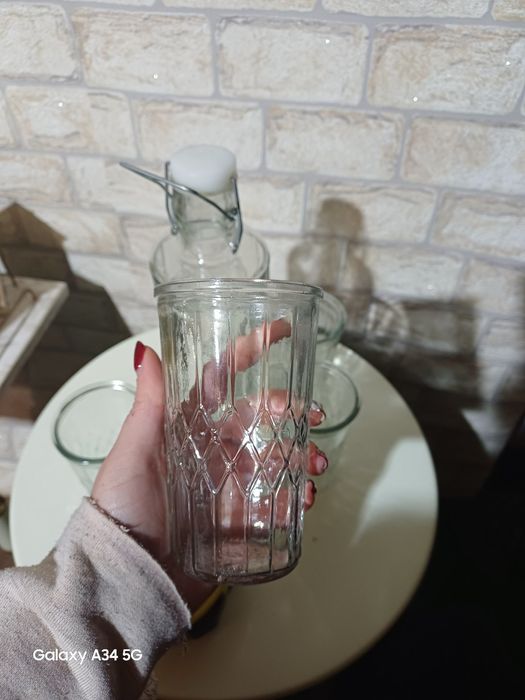 Странна Бутилка със чаши