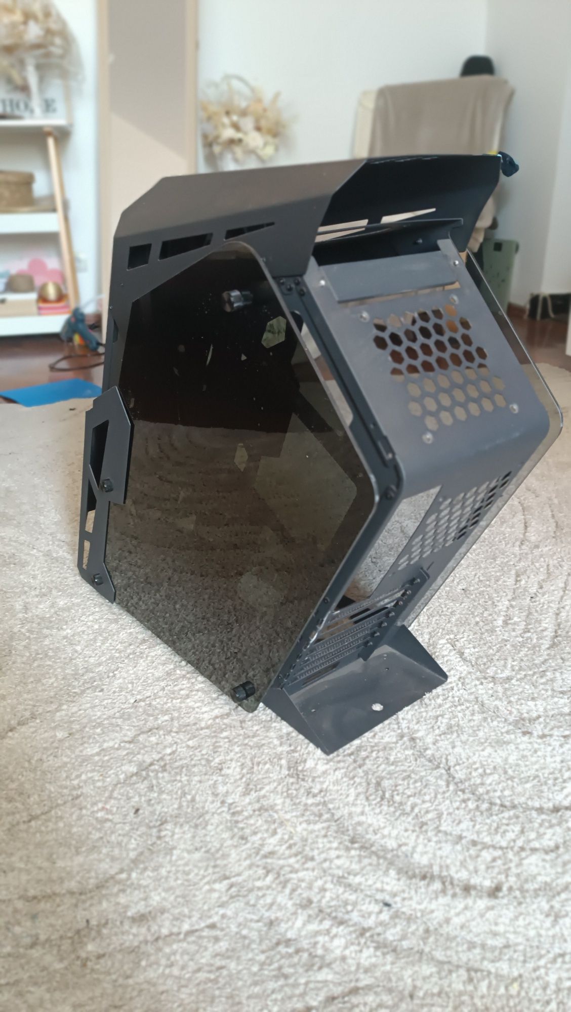 Vand carcasa de gaming AQIRYS