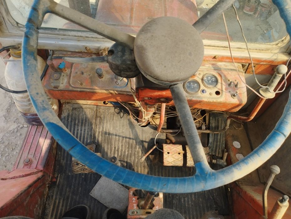 Traktor sotiladi t 25