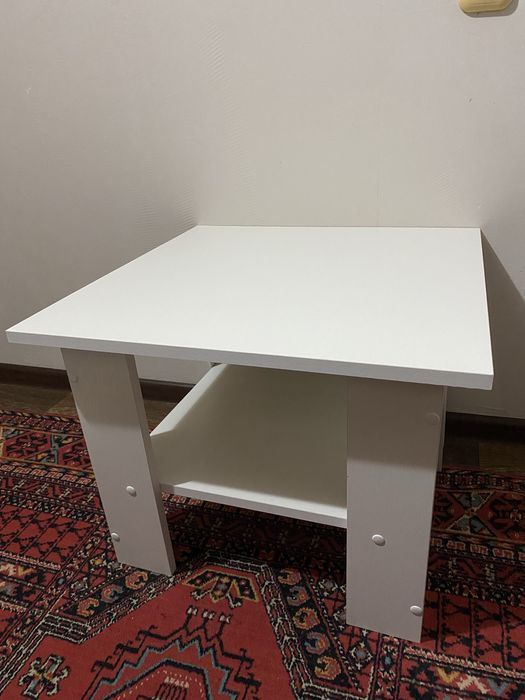 Стильный маленький столик в хорошем состоянии