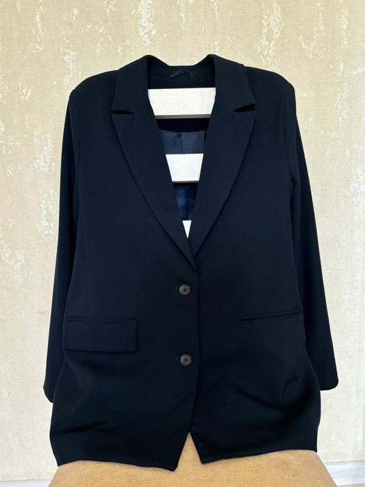 Продаётся женский пиджак.
Состояние отличное, надевался всего 1 раз.
Ц