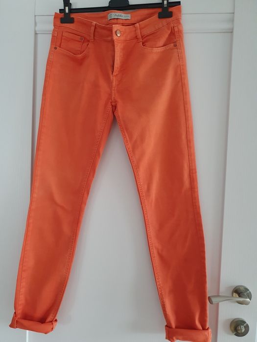 Vand blugi de la firma Zara si Berska marimea 38 ,M