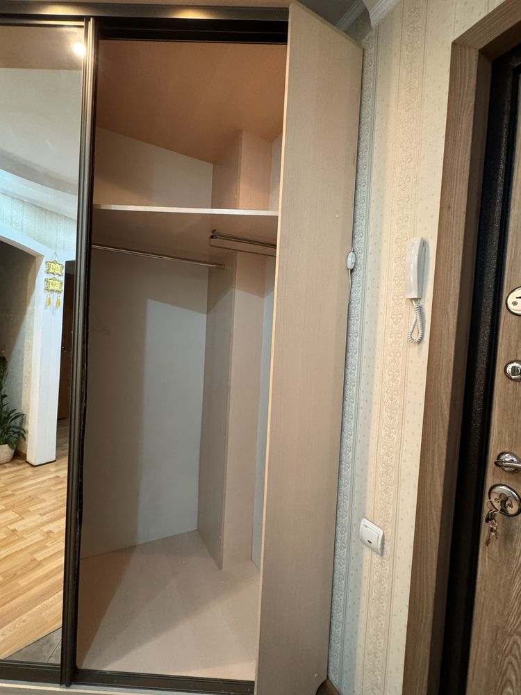 Продам шкаф в прихожую комнату