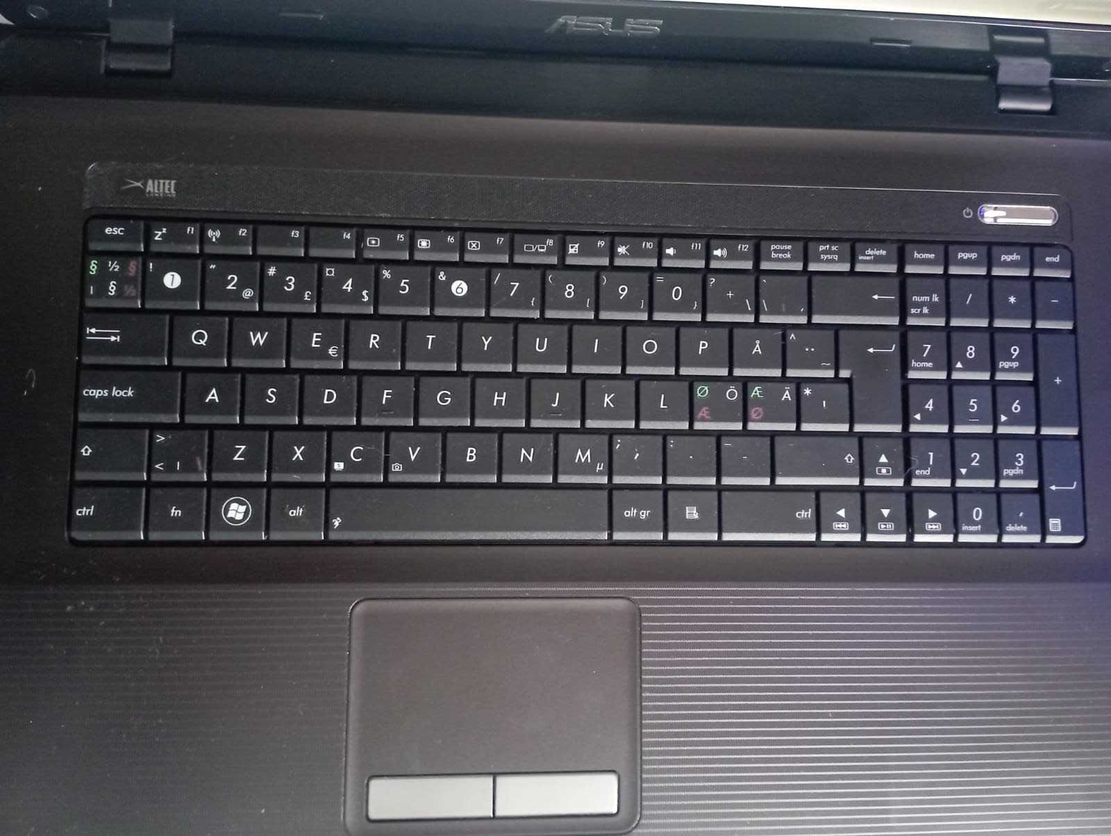 Laptop Asus x73b, monitor de 17,3''.