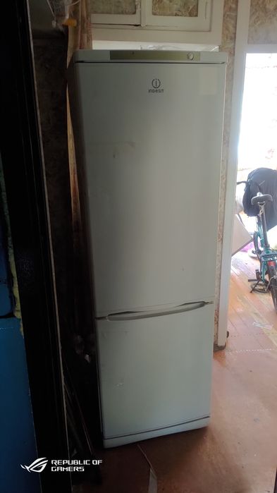 Продам холодильник Indesit на зап.части,разбор.