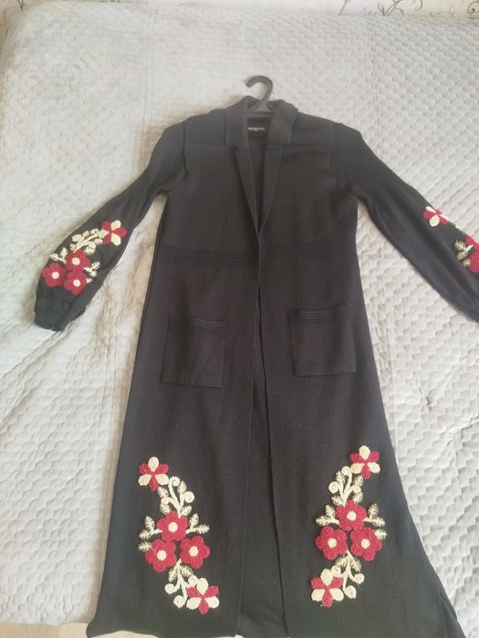 Продам двойку, платье с жилетом. С вышивкой цветочные.