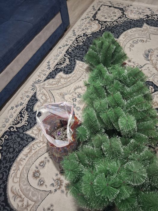 Продам ёлку с гирлянда и игрушками